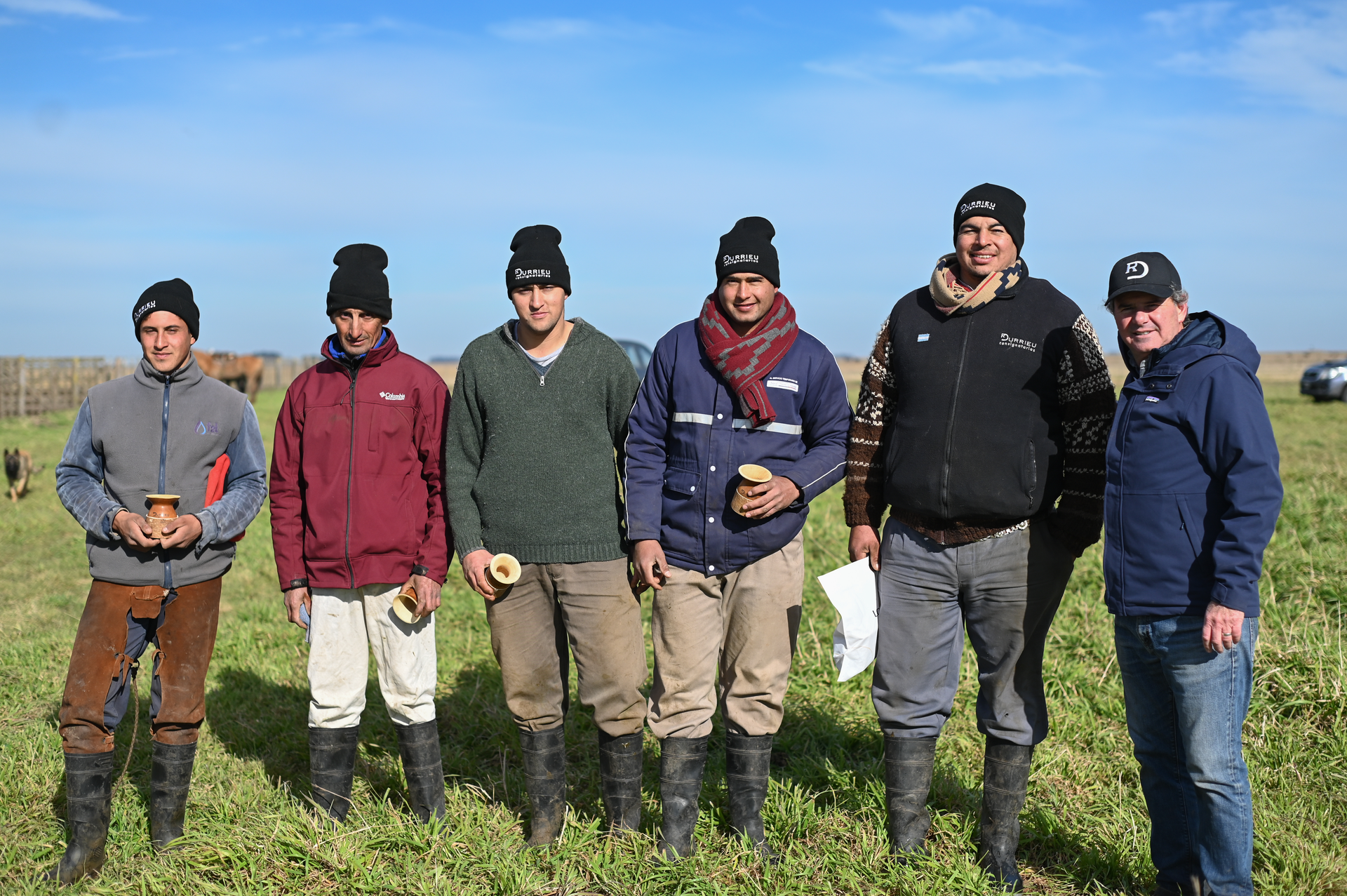 Parte del equipo de trabajo en el campo